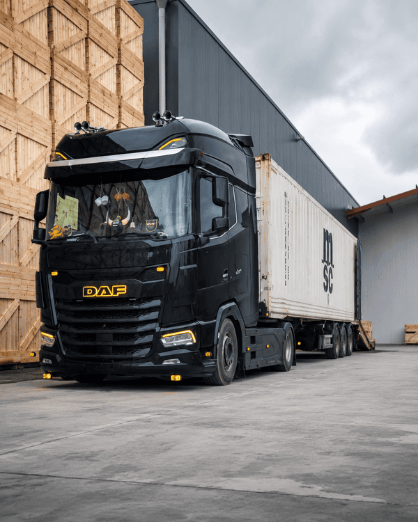 Vrachtwagen met zeecontainer voor internationaal containertransport vanuit Antwerpen.