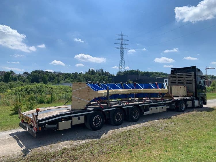 Vlakke trailer met industriële lading voor transport