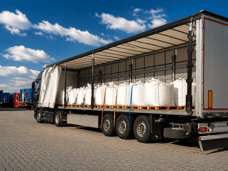 Vrachtwagen op snelweg voor nationaal en internationaal wegtransport